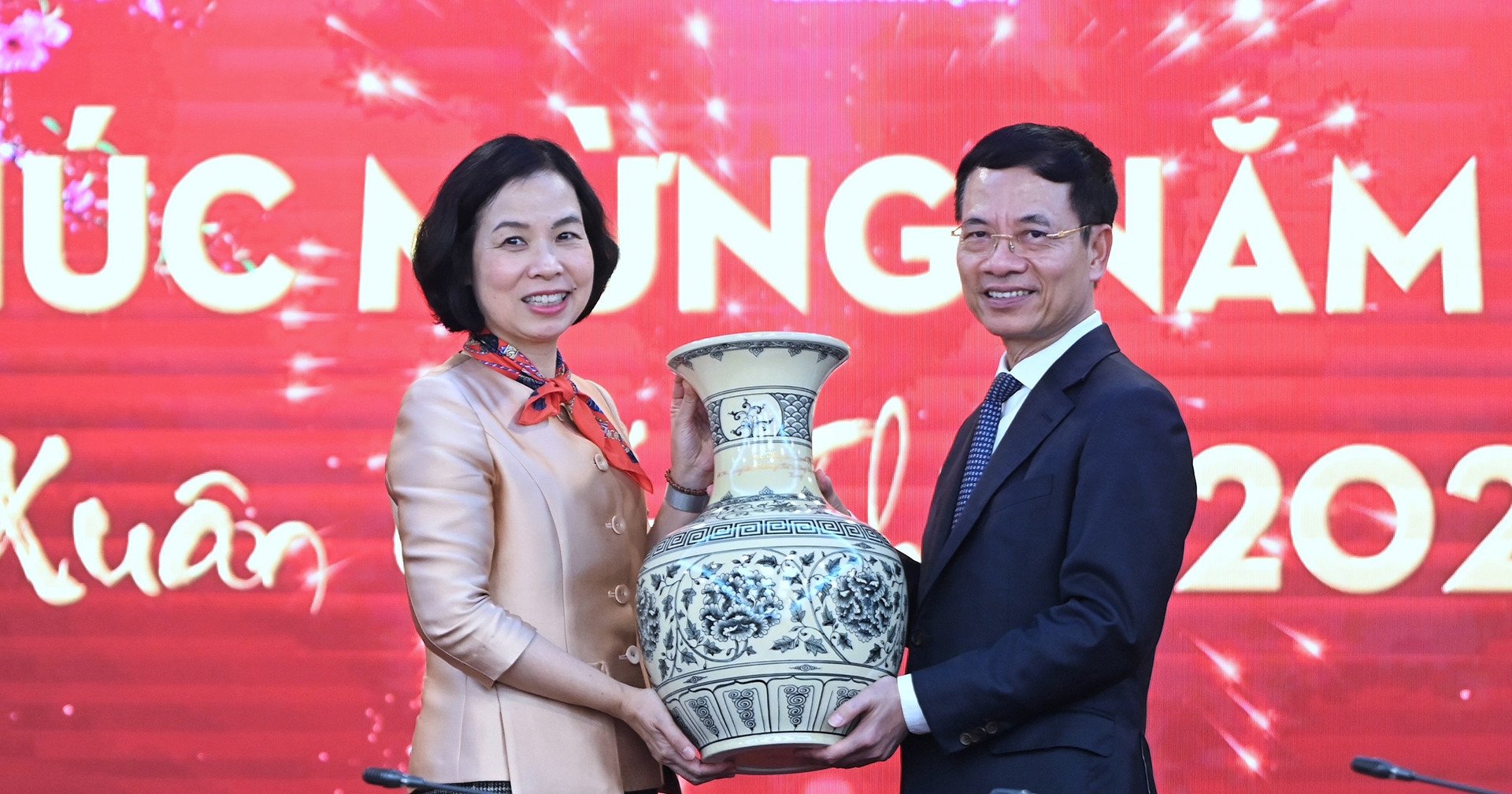 Minister of Information and Communications Nguyen Manh Hung congratulates Tet at VNA