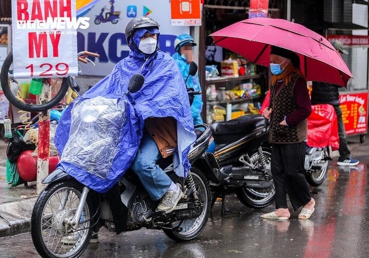 Ngày 12/11, miền Bắc giảm nhiệt, trời chuyển mưa rào và dông rải rác, cục bộ mưa to. (Ảnh minh hoạ: Ngô Nhung)