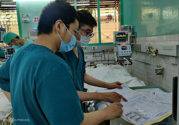 Les médecins discutent de l'état de santé d'Anh Khoa, l'après-midi du 16 juin. Photo : Mon Y