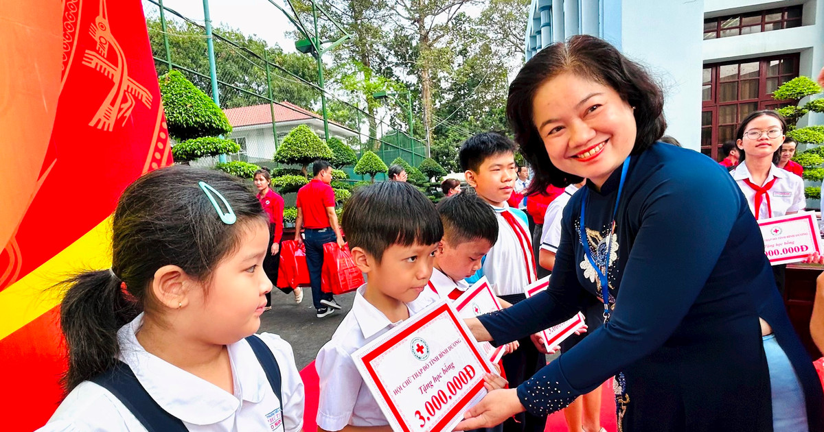 Trao học bổng cho học sinh có hoàn cảnh khó khăn