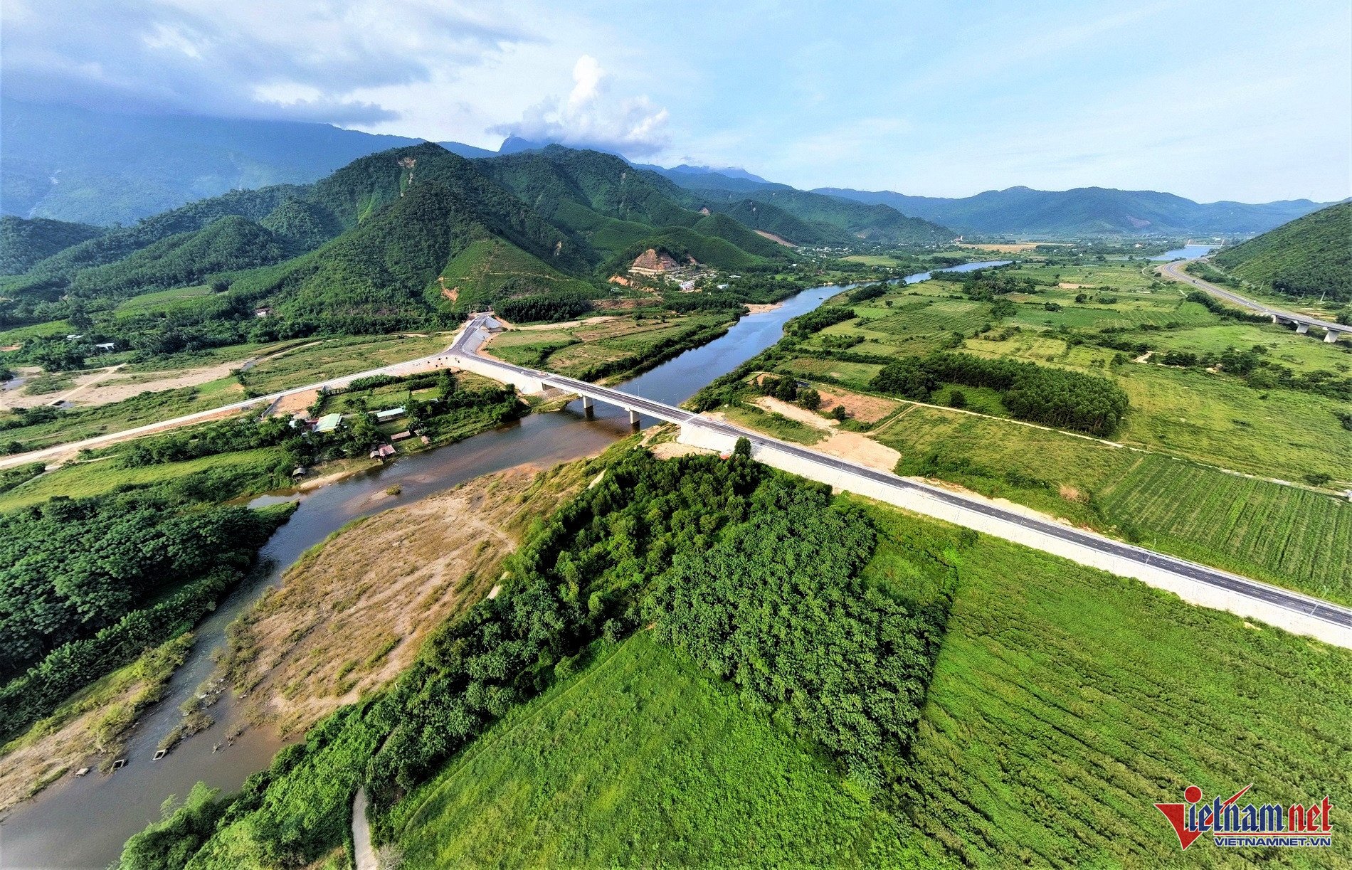 Fascinated by the road crossing the rice fields in the mountains and forests of Da Nang