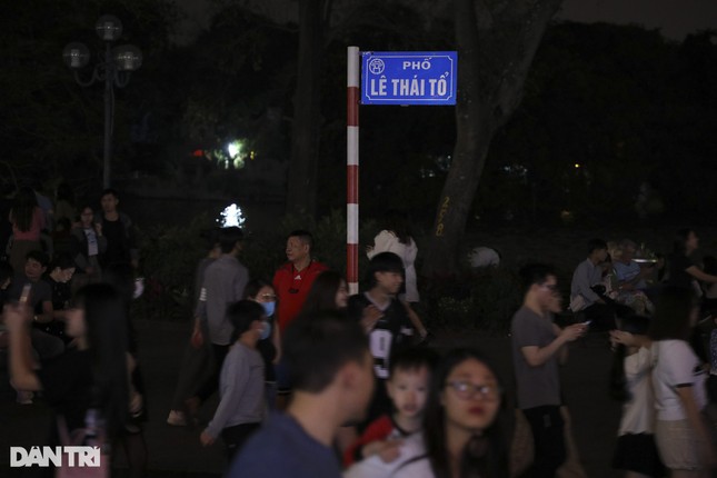 El lago Hoan Kiem es tenuemente hermoso cuando todas las luces están apagadas durante la Hora del Planeta (foto 7)