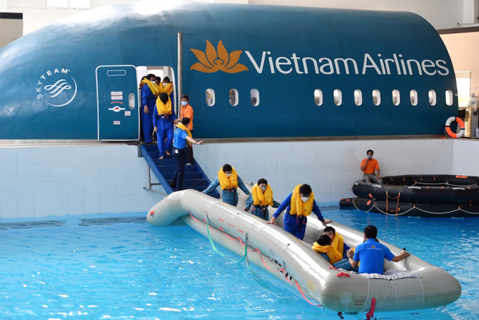 Le programme d'expérience de carrière dans l'aviation de Vietnam Airlines a été lancé en 2012, avec des activités telles que la formation au style et à l'apparence ; Jeux de rôle en tant que pilotes, hôtesses de l'air... Photo : Vietnam Airlines