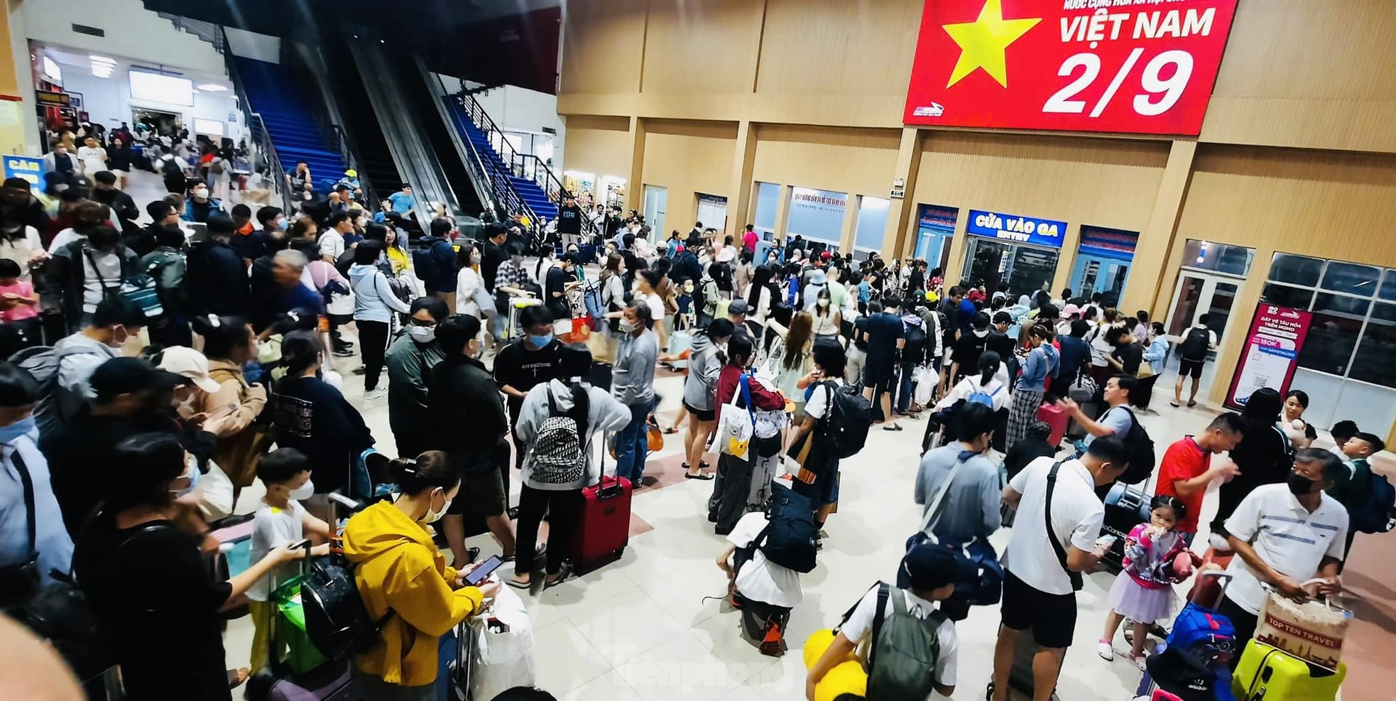 First day of September 2nd holiday: Train stations and bus stations crowded, Tan Son Nhat airport surprisingly clear photo 16