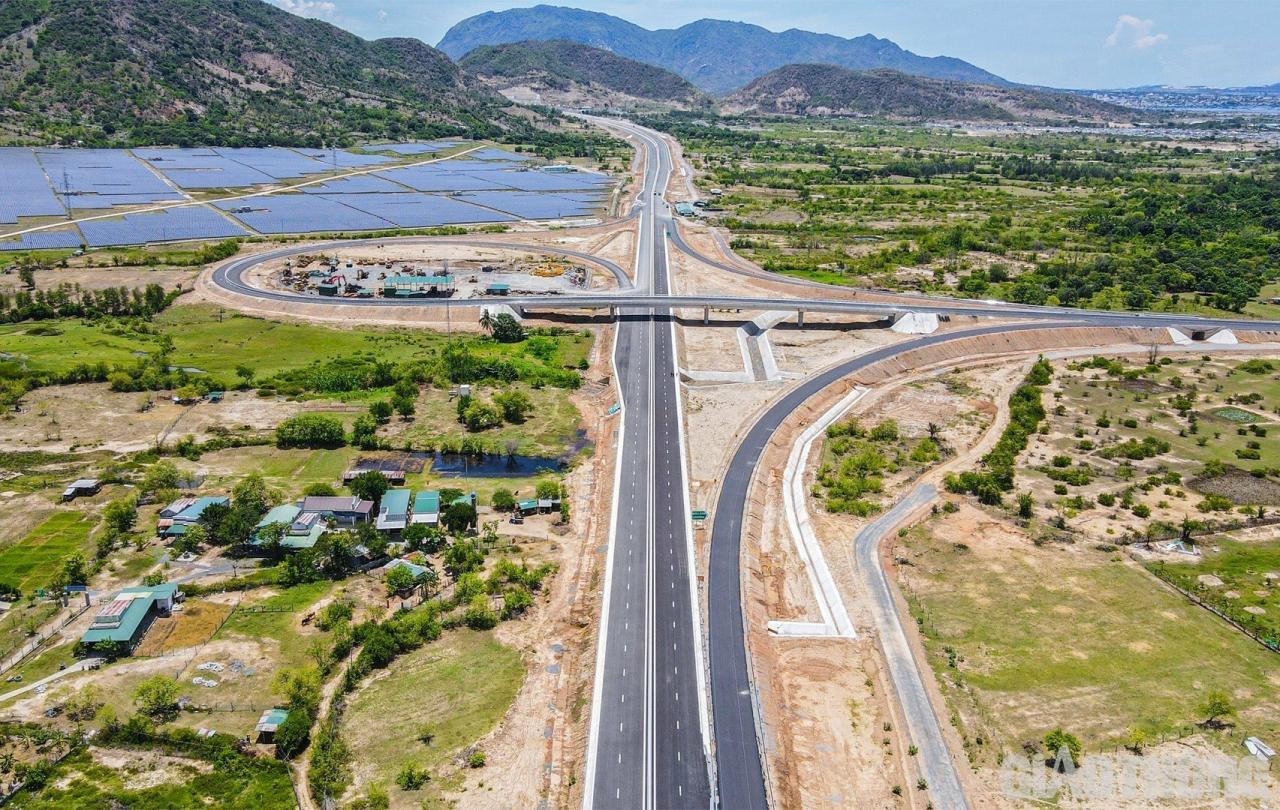 Nhìn từ trên cao, nút giao giữa cao tốc Nha Trang - Cam Lâm và QL27B như một chiếc chìa khoá vạn năng mở ra nhiều hướng đi, trong đó có thể đến những vùng thuộc TP. Cam Ranh (Khánh Hoà) và huyện Bác Ái (Ninh Thuận). Đây cũng là điểm nhấn về thiết kế, kỹ thuật, mỹ thuật của tuyến cao tốc này.