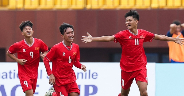 Spielt Fußball in Australien, 1,84 m groß