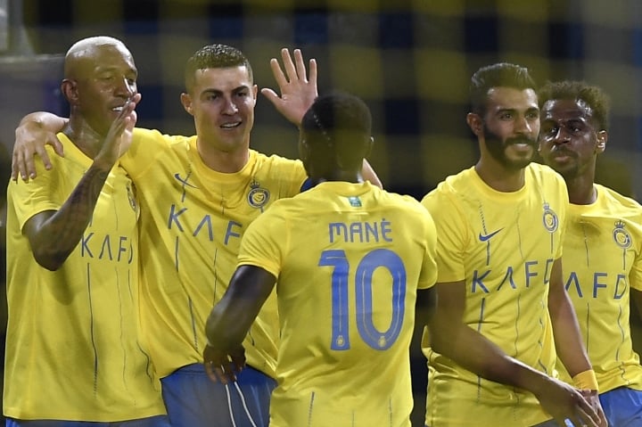 Ronaldo célèbre son but avec ses coéquipiers.