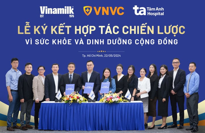 Les dirigeants de Vinamilk, du système de centres de vaccination VNVC et de l'hôpital général de Tam Anh ont signé un accord de coopération stratégique. (Photo : Vi Nam)