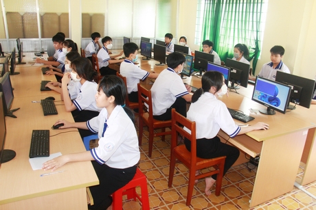 Students at My Thanh Trung Secondary School currently do not have enough functional rooms and minimum equipment to meet their learning needs as required. A computer test class must be divided into 2 shifts.