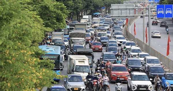 Las calles están abarrotadas de gente y vehículos el primer día del feriado del 2 de septiembre.