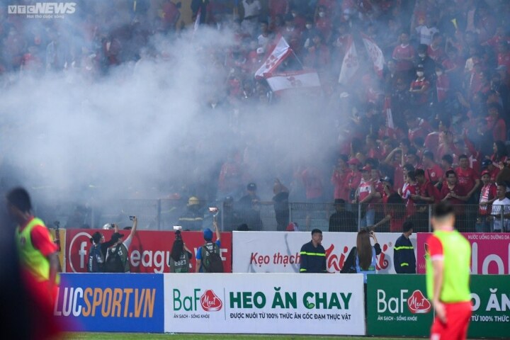 Hai Phong fans set off flares, Chairman Van Tran Hoan broke his promise - 2