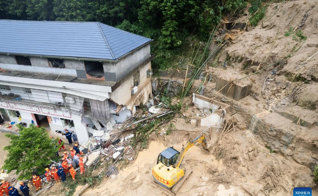 ประชาชนนับพันคนไร้ที่อยู่อาศัยจากน้ำท่วมและดินถล่มในเกาหลีเหนือและจีน