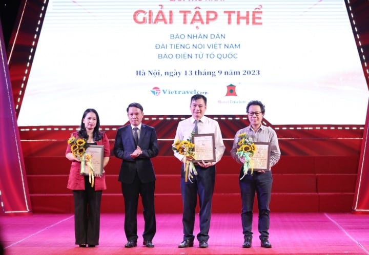 The Organizing Committee awarded collective prizes to Nhan Dan Newspaper, Voice of Vietnam Radio, and To Quoc Electronic Newspaper.