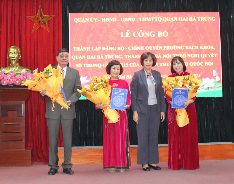 Vice Chairwoman of Hai Ba Trung District People's Committee Nguyen Thi Thu Hien presented the appointment decision and congratulated the Chairman and Vice Chairwoman of Bach Khoa Ward People's Committee.