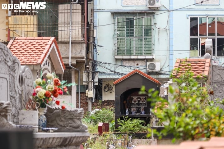 Nhiều người vẫn mua nhà, sinh hoạt bình thường bên cạnh khu mộ hay nghĩa trang rộng lớn. (Ảnh: Minh Đức).