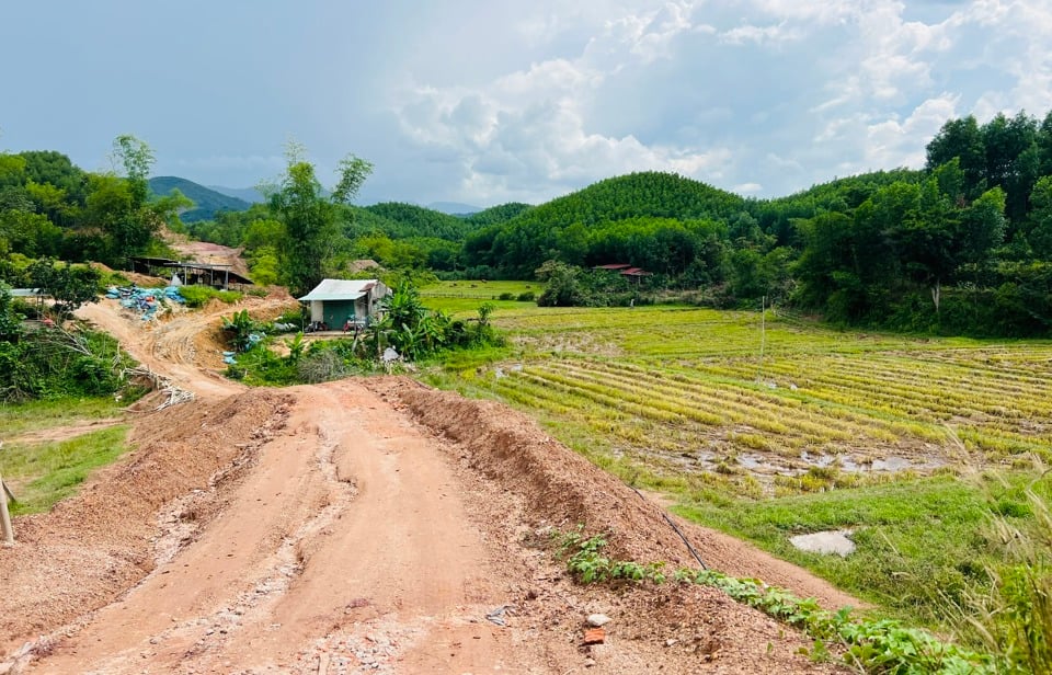 Sau gần 4 năm triển khai, dự án đường ô tô đến trung tâm hành chính xã Ninh Phước gặp nhiều khó khăn và khó hoàn thành đúng tiến độ cam kết.