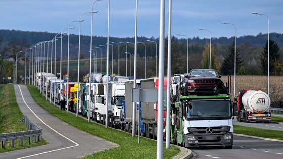 Camiones de carga ucranianos en la frontera con Polonia. Foto: CNN