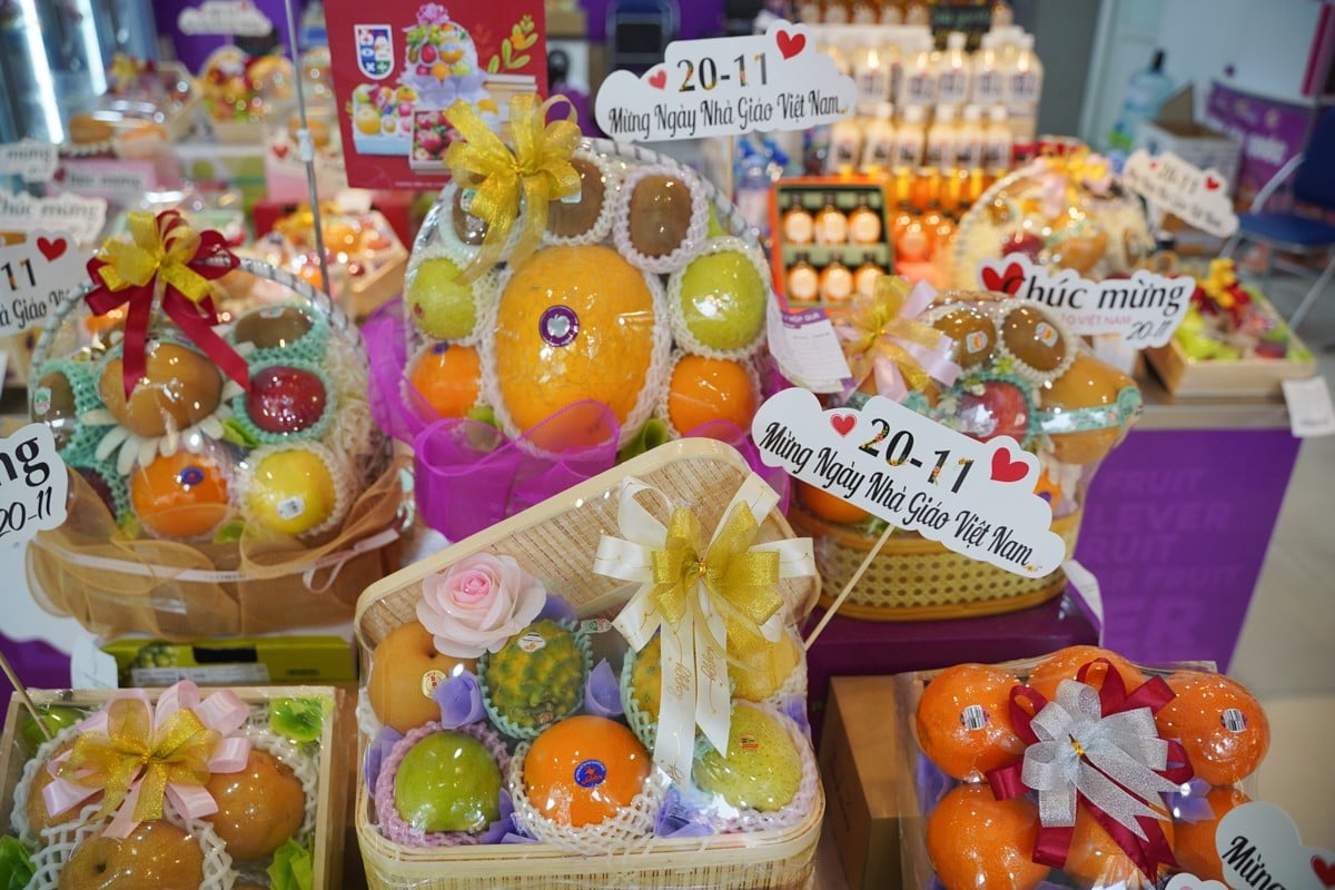 Diversified flower and gift market for Vietnamese Teachers' Day November 20, photo 13