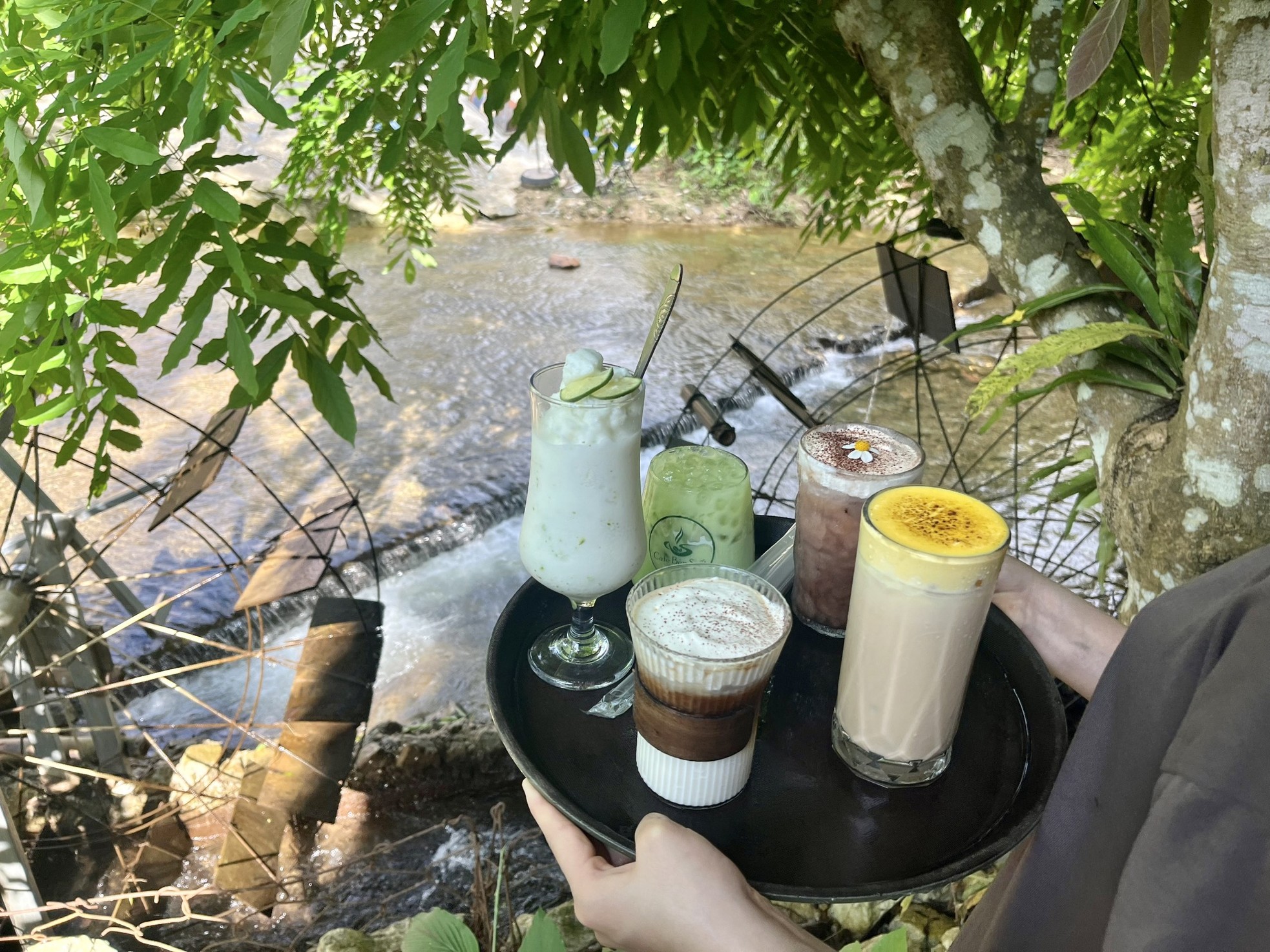 Young people invite each other to go up the mountain to avoid the heat: Eat grilled chicken, drink coffee by the stream photo 13