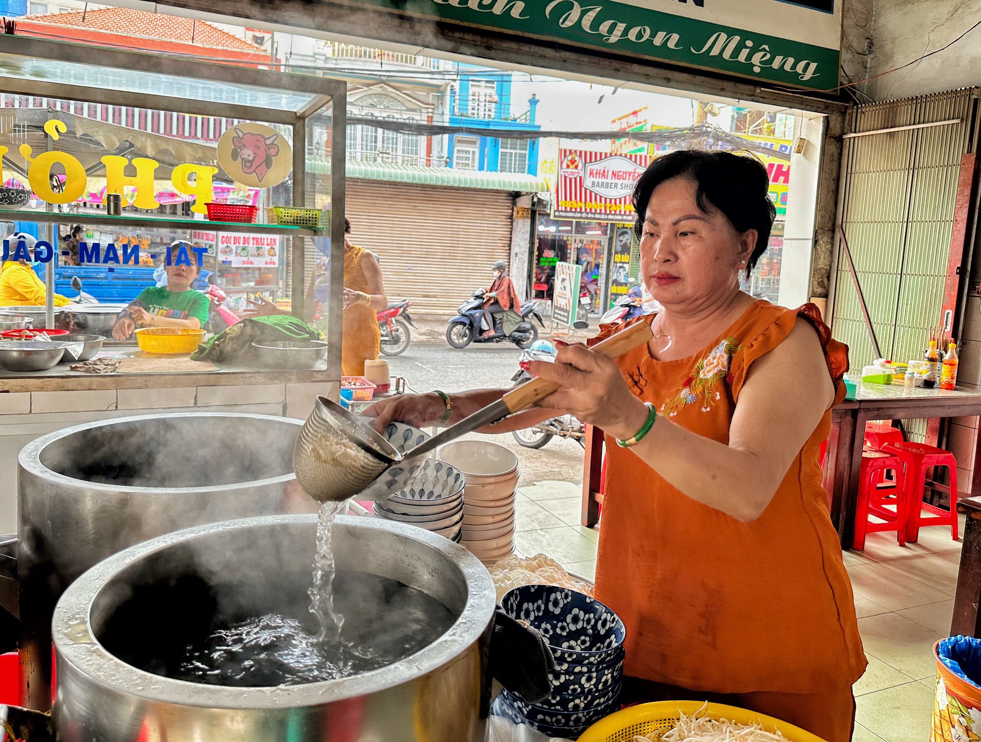 Quán phở TP.HCM mở bán lúc 3 giờ sáng: Vì sao là… 'phở sinh đôi'? - Ảnh 1.