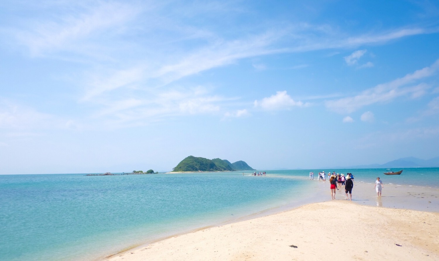 Hermosa carretera en medio del mar en Quy Nhon