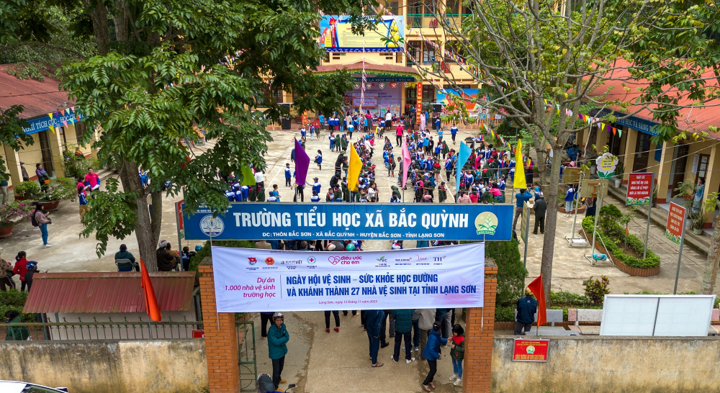 Overview of the School Health and Hygiene Festival and the inauguration ceremony of 27 toilets for children in Lang Son, sponsored by the For Vietnamese Stature Fund, TH Group, and Bac A Commercial Joint Stock Bank.