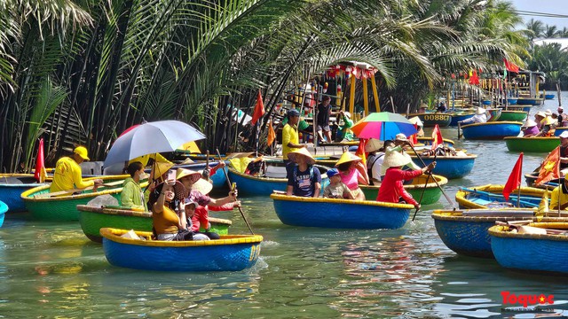 Đi thuyền thúng ở Hội An lọt tốp trải nghiệm trên thuyền thú vị nhất thế giới - Ảnh 1.