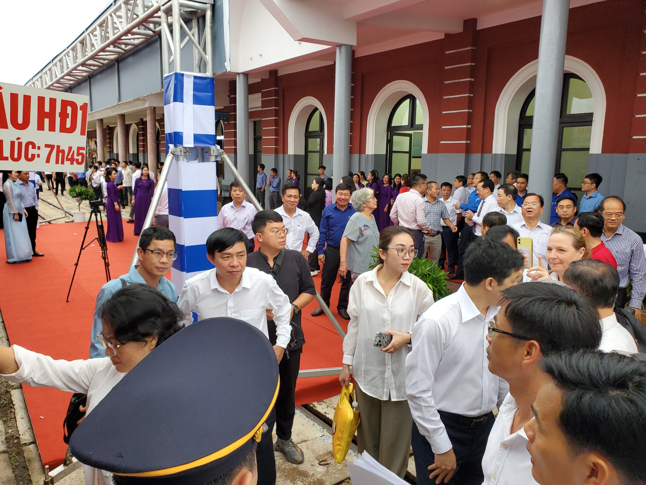 Khai trương đoàn tàu du lịch '5 sao' kết nối di sản Huế - Đà Nẵng- Ảnh 4.