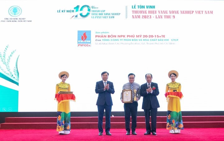 PVFCCo representative received the certificate of Vietnam Agricultural Golden Brand 2023