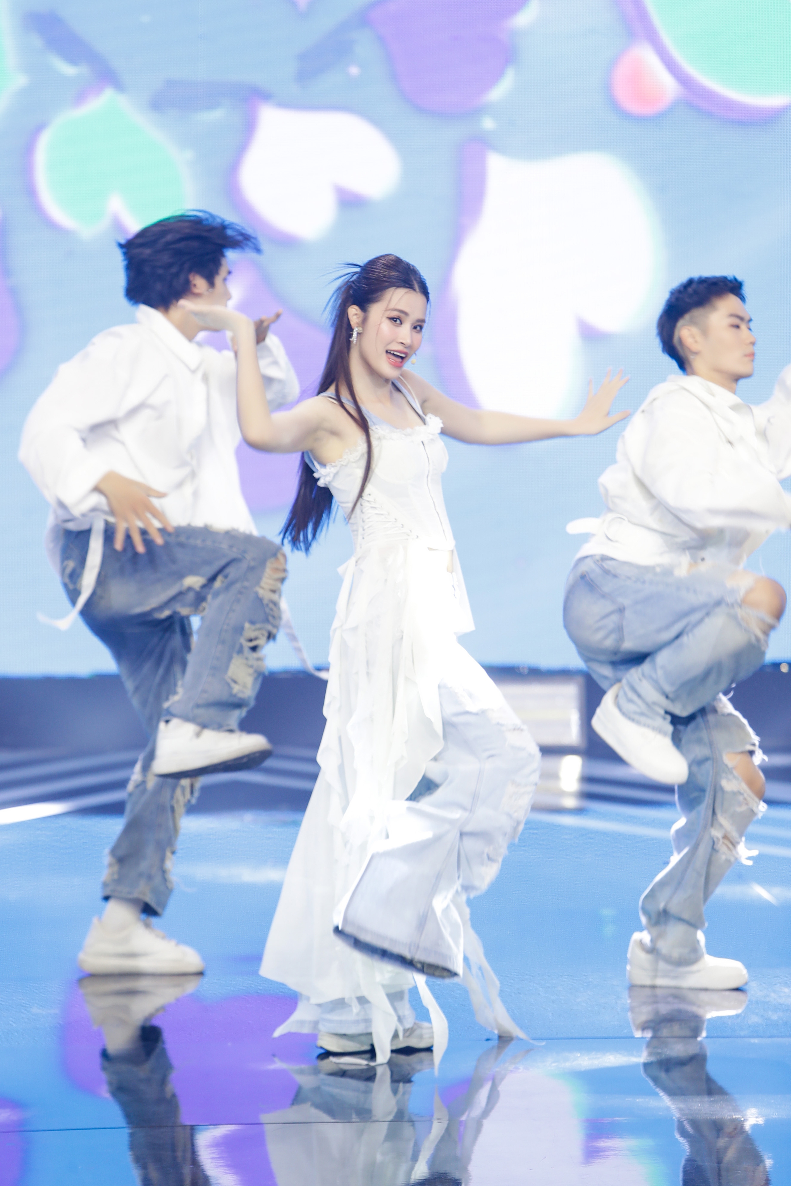 Hồ Ngọc Hà, Chi Pu, Đông Nhi cùng dàn sao Việt đón giao thừa tại ‘Tết HTV’- Ảnh 7.