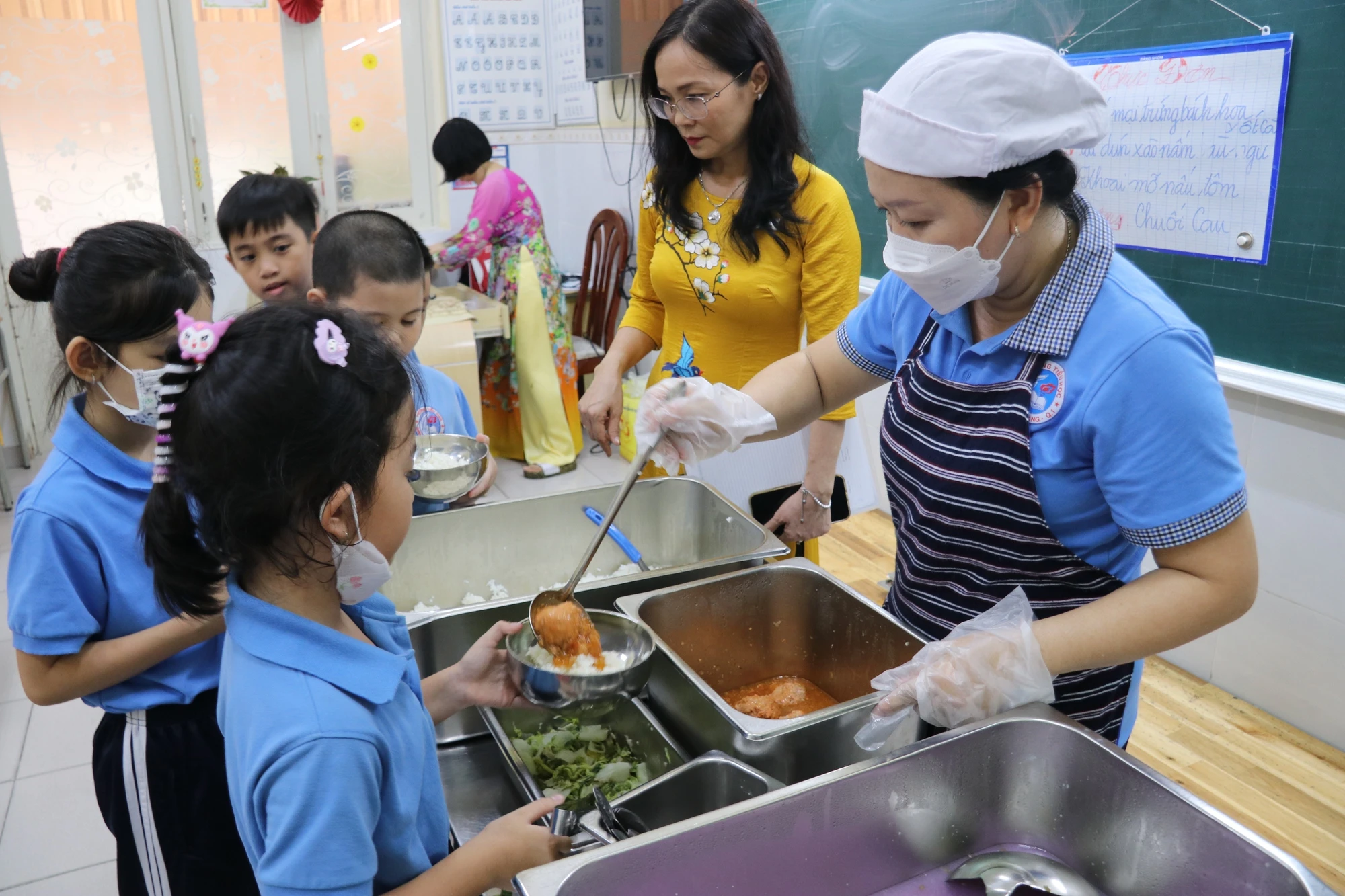 Suất ăn bán trú khi giao tới trường phải cân ký - Ảnh 11.