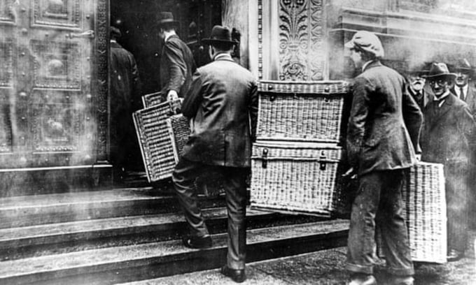 Des ouvriers berlinois transportent des paniers pour recevoir leur salaire en 1923. Photo : Popperfoto