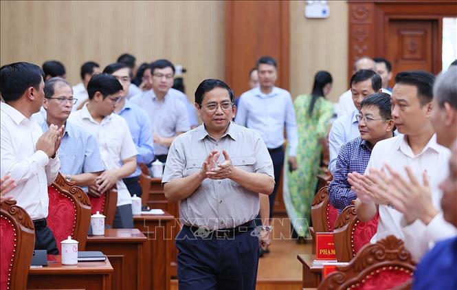 Prime Minister Pham Minh Chinh works with key leaders of Kon Tum province