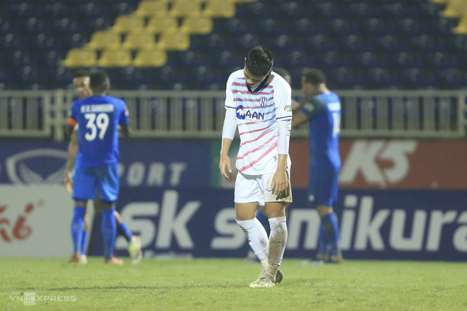 La déception des joueurs de la SLNA lorsque Quang Nam a égalisé 4-4 lors du match au stade Vinh le 2 décembre. Photo : Lam Thoa