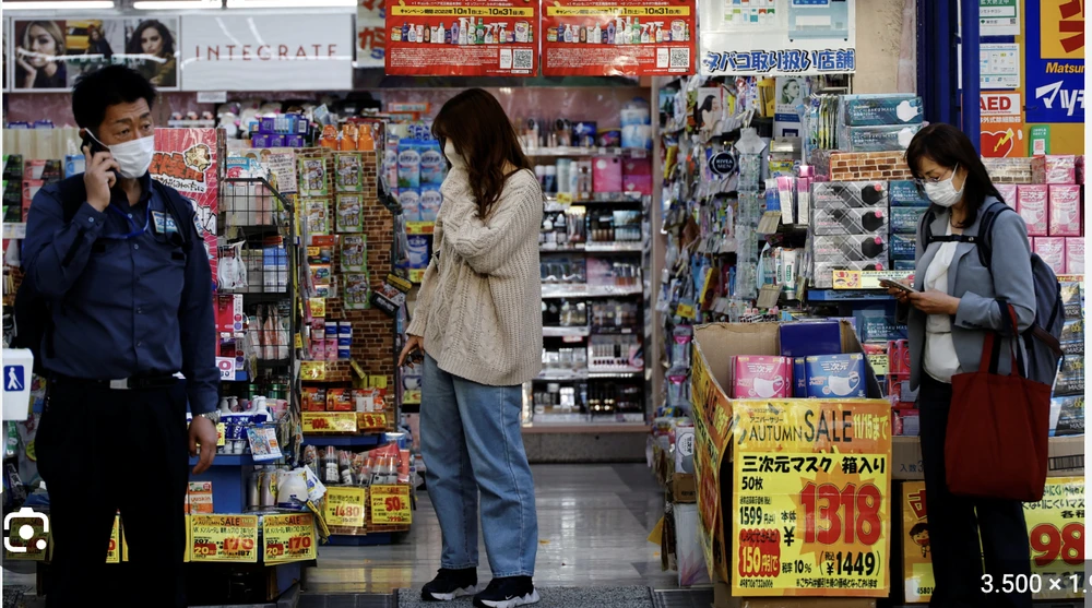 Aufgrund der Inflation neigen die Menschen dazu, immer mehr Geld zu sparen. Foto: Nikkei Asia