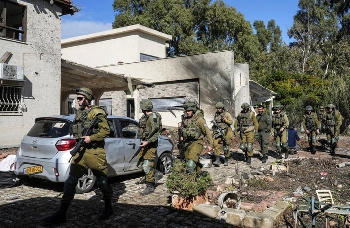 Israeli soldiers arrive at the scene of a damaged house following reports of an attack from Lebanon. (Photo: Reuters)