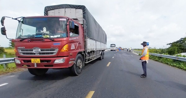 Hoàn thành bù lún cho 25 vị trí đầu cầu trên tuyến tránh Long Xuyên