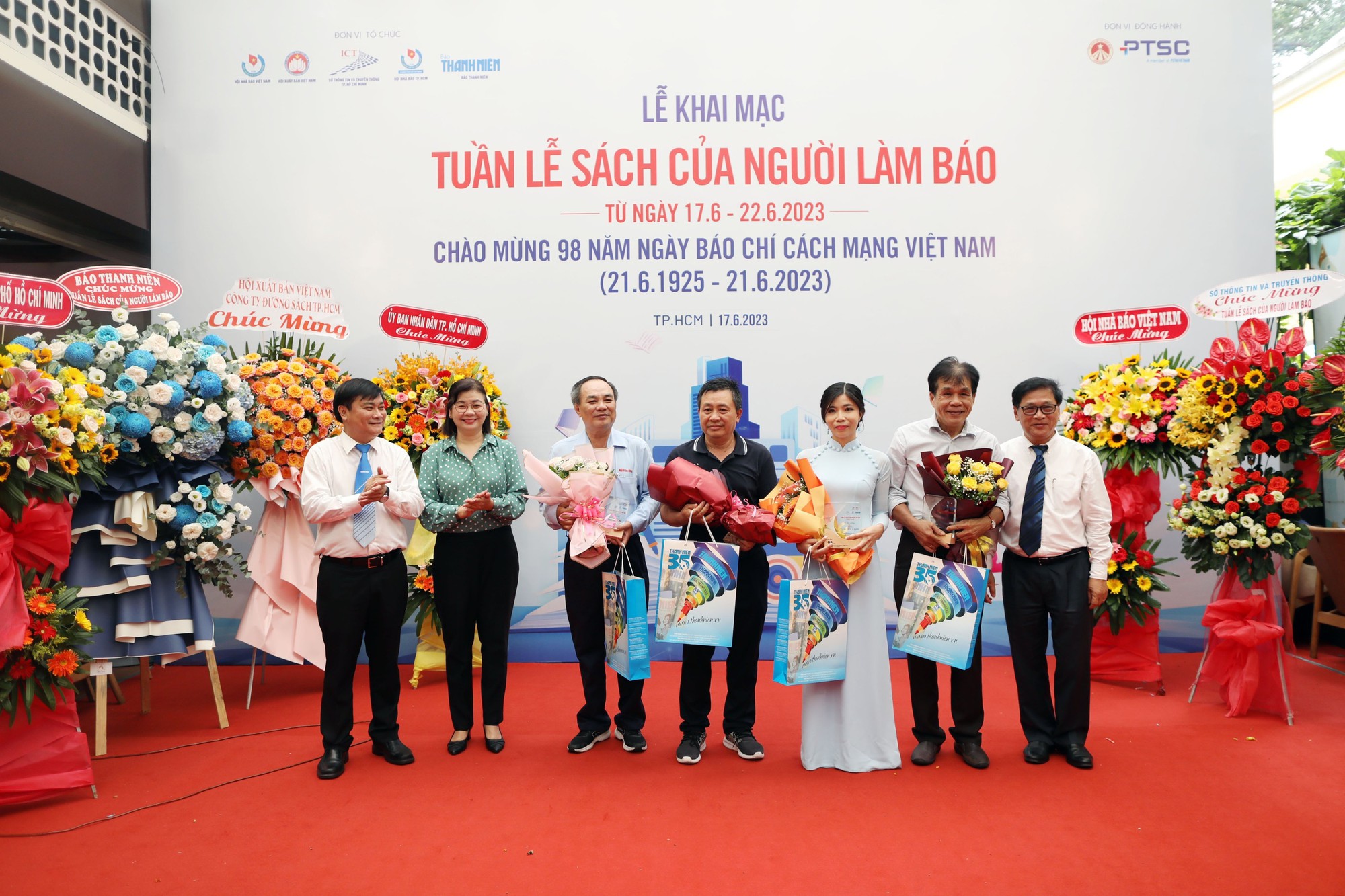 Niềm vui nhân ba của nhà thơ Lê Minh Quốc trong Tuần lễ Sách người làm báo   - Ảnh 4.