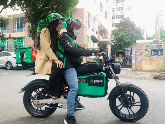 Gojek становится первой компанией по вызову такси во Вьетнаме, которая перевозит пассажиров на электромотоциклах