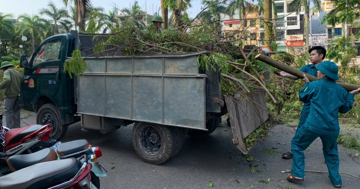 Chính quyền, người dân quận Long Biên đồng loạt ra quân tổng vệ sinh môi trường