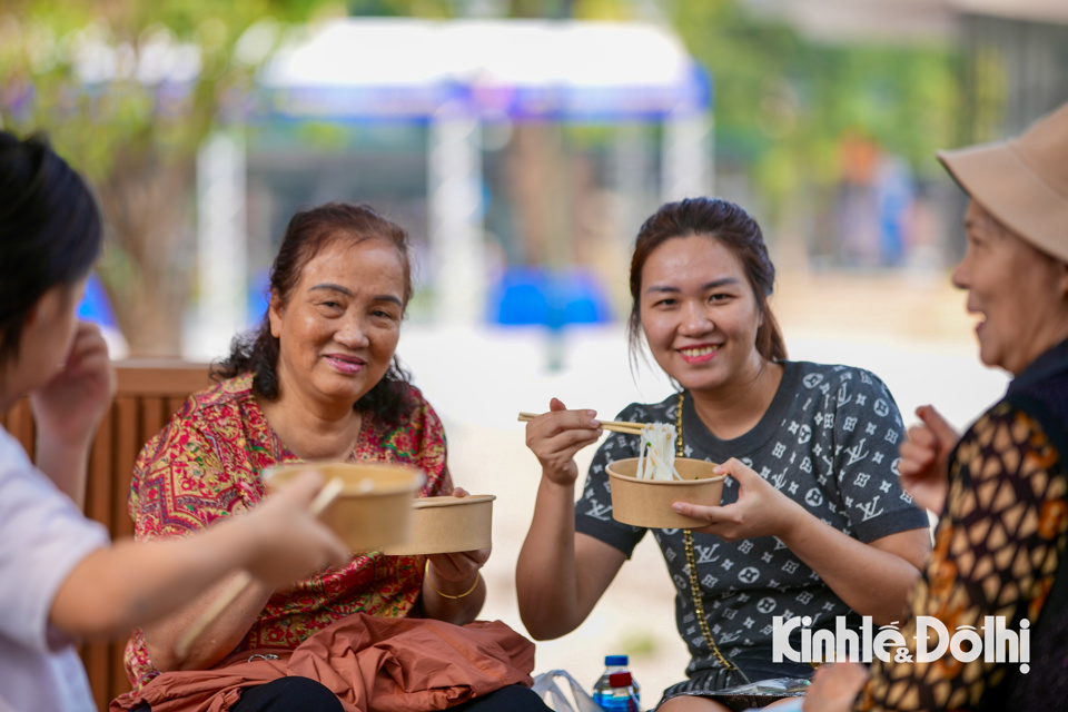 Frau Hoang Thuy Quynh brachte ihre Familie mit, um das Hanoi Food Culture Festival zu besuchen und zu erleben. Sie sagte: „Nachdem ich durch die Medien vom Food Culture Festival erfahren hatte, brachte ich heute meine Familie hierher, um die Küche von Hanoi und anderen Provinzen zu besuchen und zu erleben. Wenn meine Familie hierher kommt, kann sie nicht anders, als Hanoi Pho zu essen, da dies unter der Woche ein beliebtes Frühstücksgericht ist.“