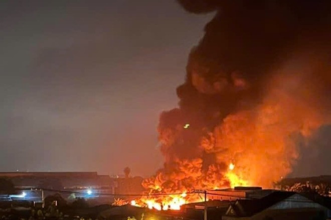 Un incendie détruit une usine de peinture de 2 000 m² dans la banlieue de Ho Chi Minh-Ville