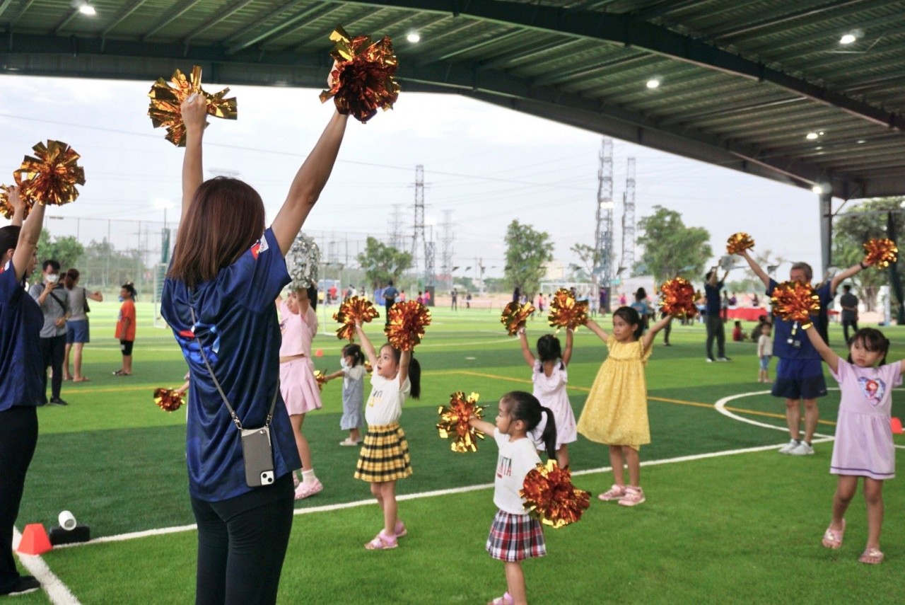 Các bạn nhỏ tham gia lớp nhảy cổ vũ.