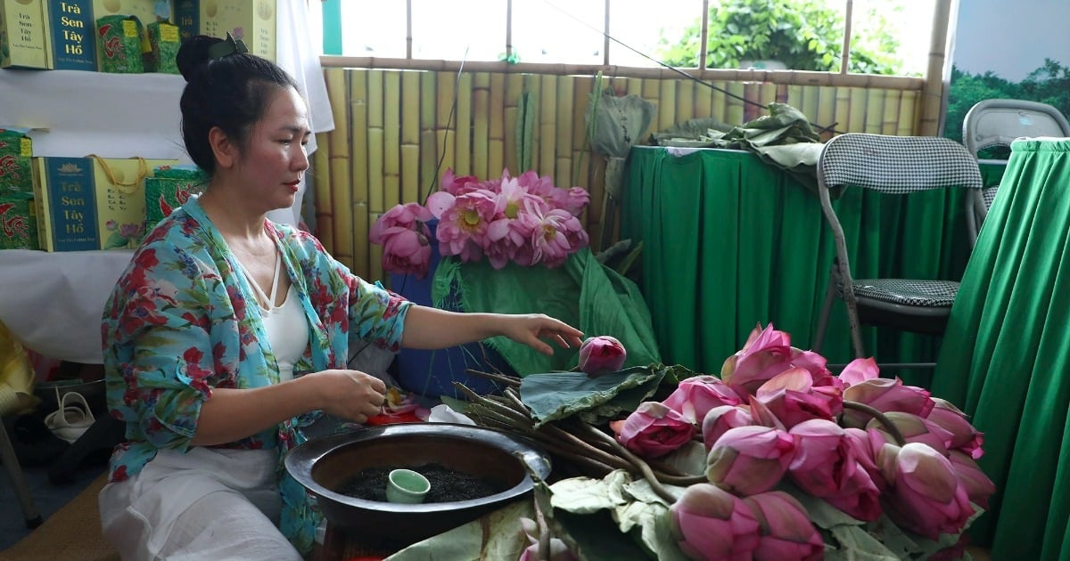 រីករាយជាមួយតែផ្កាឈូកពិសេសនៅពិធីបុណ្យផ្កាឈូកហាណូយ