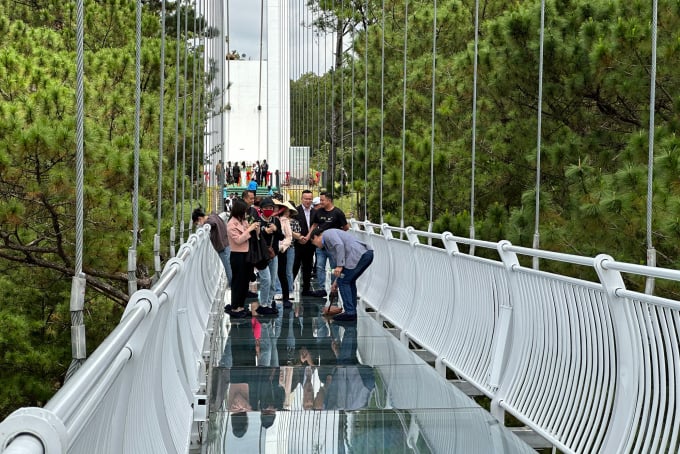 Los primeros turistas experimentan el puente de cristal Ngan Thong. Foto: Khanh Huong