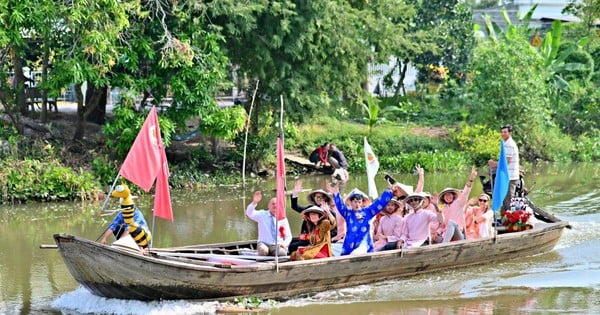 Französische Schwiegermutter sitzt auf einem Boot, um die Braut abzuholen, und fegt den Hof, um den vietnamesischen Schwiegereltern nach der Hochzeit zu helfen