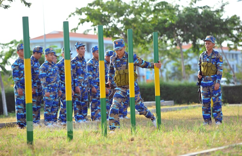 Luyện tập môn vật cản cản Hải quân.