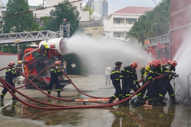 Ho Chi Minh-Ville crée deux équipes spéciales d'élite de lutte contre les incendies et de sauvetage de la police