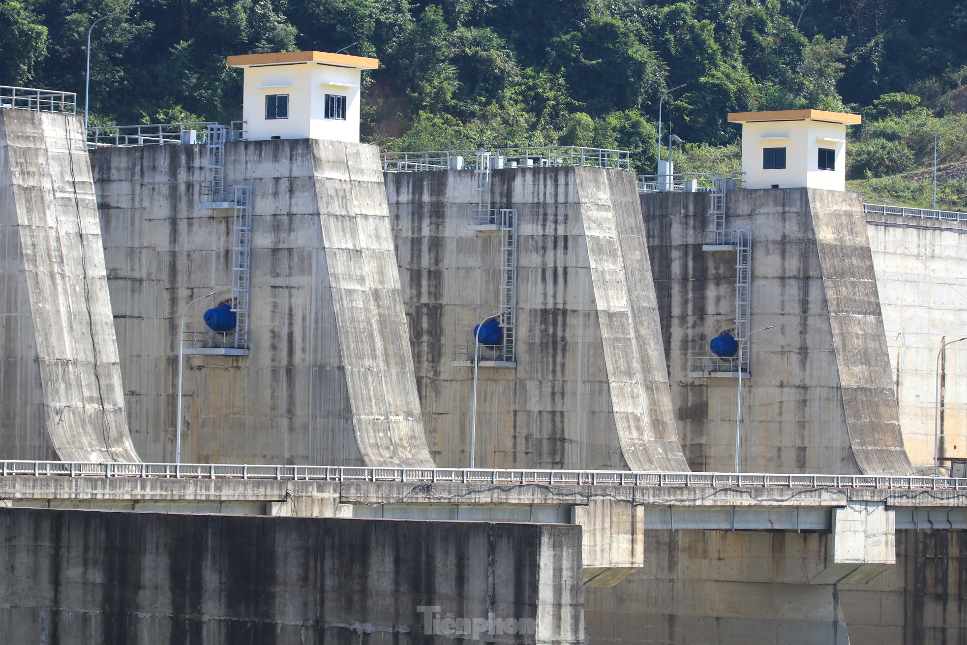 Nahaufnahme des Ban Mong Reservoirs, das über 5.550 Milliarden kostete und 15 Jahre lang „still lag“, Foto 15