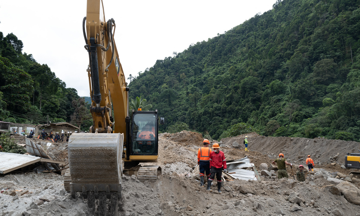 Girl survives 60 hours trapped in landslide in Philippines